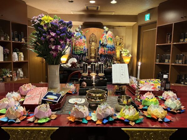 令和5年2月5日（日）  豊島区の方よりお写経、お花、お香、お菓子、蝋燭、おもちゃが届きました。