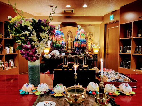 令和5年3月6日（月）  豊島区の方よりお花・お菓子が届きました。