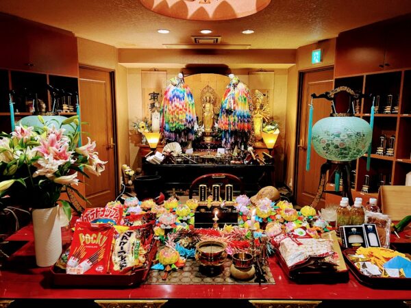 令和5年8月12日（土）  豊島区の方よりお花、折り花、折鶴、ロウソク、お菓子、飲み物が届きました。