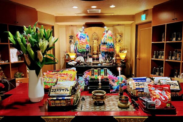 令和６年３月２４日（日）  豊島区の方よりお花、折鶴、ロウソク、お菓子、お水が届きました。
